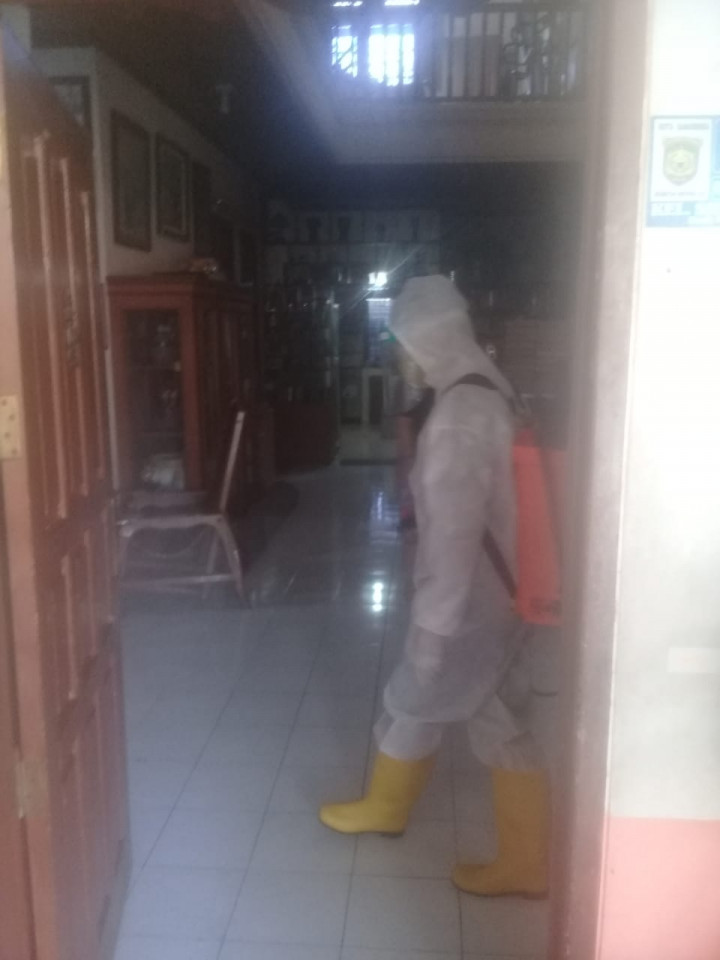 Penyemprotan Disinfektan Di Rumah Warga