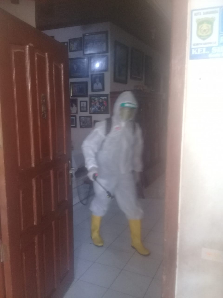 Penyemprotan Disinfektan Di Rumah Warga