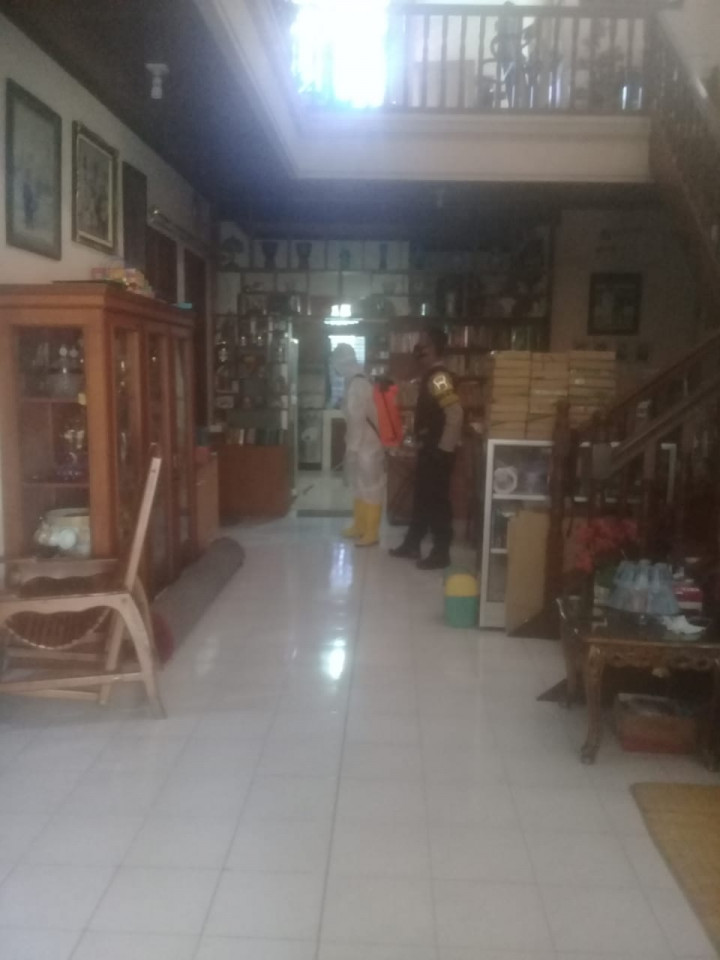 Penyemprotan Disinfektan Di Rumah Warga