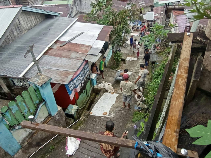 Kerjabakti Perbaikan Jalan Lingkungan RT 38 Kelurahan Sidomulyo Warga Kompak Turun Tangan