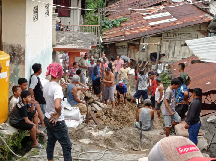Kerjabakti Perbaikan Jalan Lingkungan RT 38 Kelurahan Sidomulyo Warga Kompak Turun Tangan