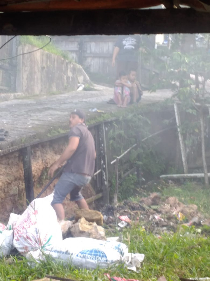Ketua RT Kelurahan Sidomulyo Ramai-Ramai Berinisiatif Menggerakkan Warganya Untuk Kerja Bakti Membersihkan Lingkungan