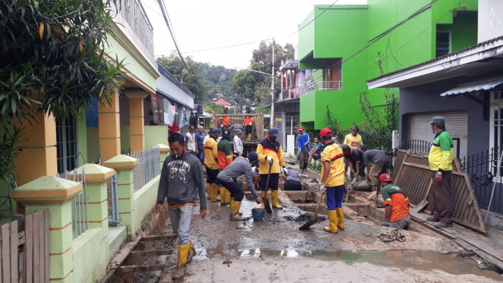 Ketua RT Kelurahan Sidomulyo Ramai-Ramai Berinisiatif Menggerakkan Warganya Untuk Kerja Bakti Membersihkan Lingkungan