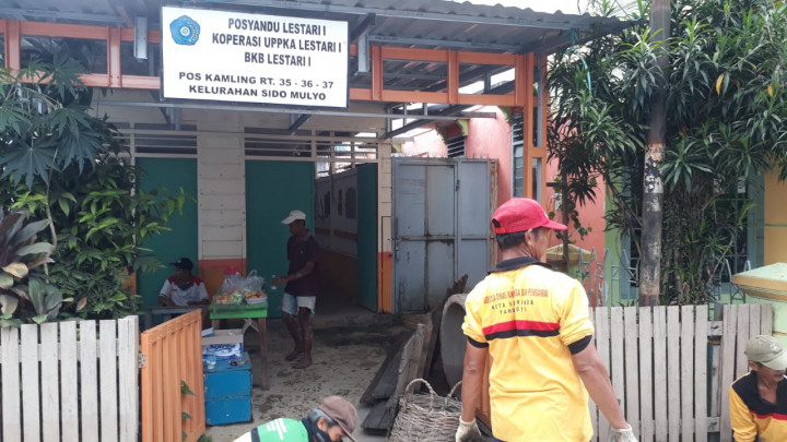 Ketua RT Kelurahan Sidomulyo Ramai-Ramai Berinisiatif Menggerakkan Warganya Untuk Kerja Bakti Membersihkan Lingkungan