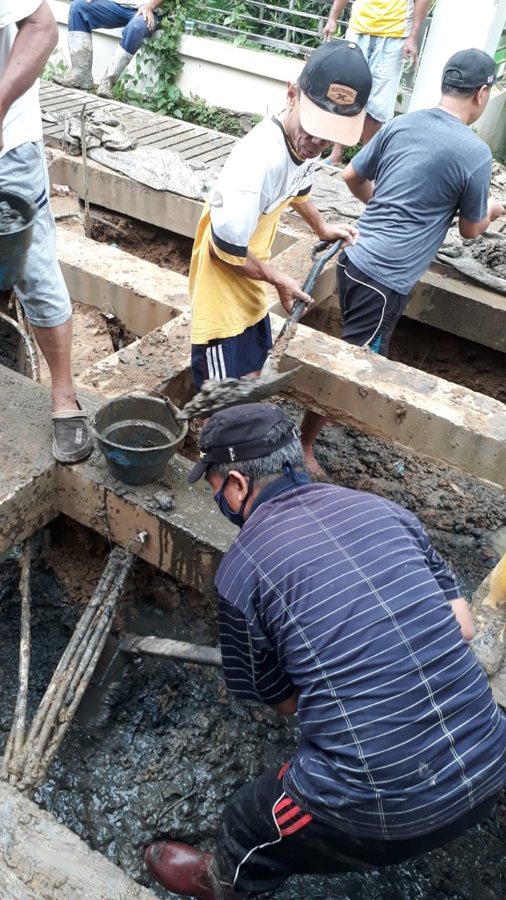 Ketua RT Kelurahan Sidomulyo Ramai-Ramai Berinisiatif Menggerakkan Warganya Untuk Kerja Bakti Membersihkan Lingkungan