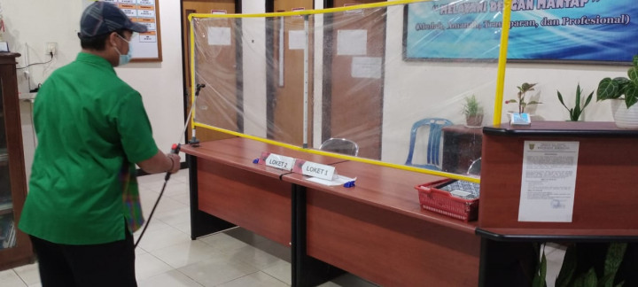 Penyemprotan Disinfektan Kantor Lurah Sidomulyo Sebagai Penyelenggara Layanan
