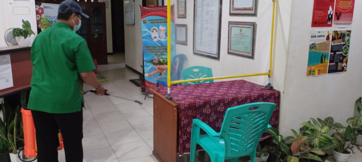 Penyemprotan Disinfektan Kantor Lurah Sidomulyo Sebagai Penyelenggara Layanan