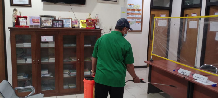 Penyemprotan Disinfektan Kantor Lurah Sidomulyo Sebagai Penyelenggara Layanan