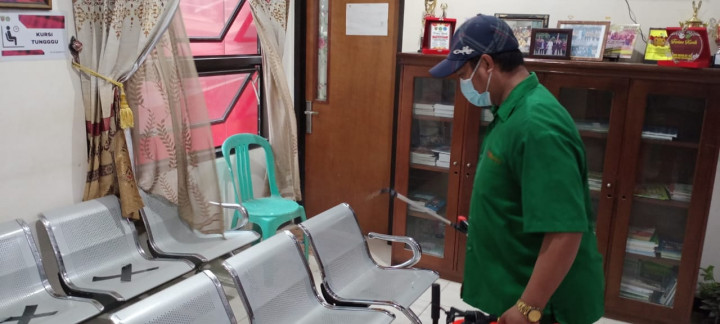 Penyemprotan Disinfektan Kantor Lurah Sidomulyo Sebagai Penyelenggara Layanan
