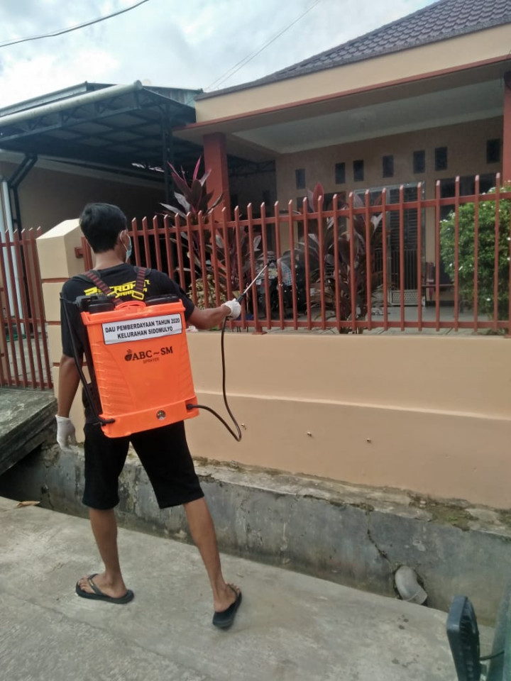 Penyemprotan Disinfektan di Beberapa Wilayah Rt Kelurahan Sidomulyo