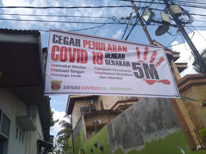 Pemasangan Banner, Penyemprotan Disinfektan dan Gotong Royong Di Beberapa Wilayah RT Kelurahan Sidomulyo