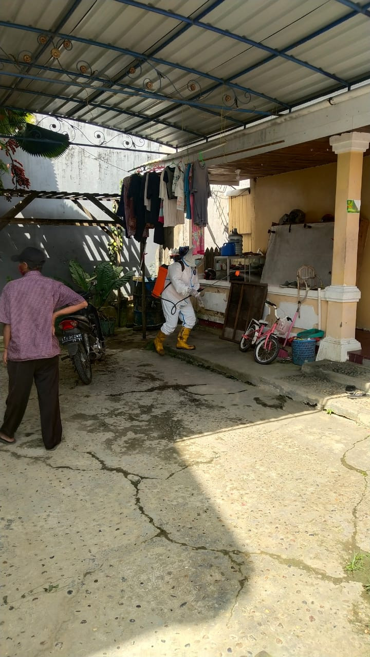 Pemasangan Banner, Penyemprotan Disinfektan dan Gotong Royong Di Beberapa Wilayah RT Kelurahan Sidomulyo