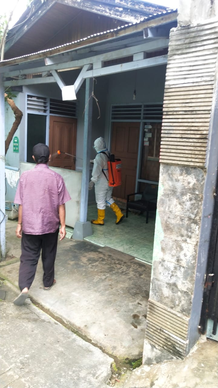 Pemasangan Banner, Penyemprotan Disinfektan dan Gotong Royong Di Beberapa Wilayah RT Kelurahan Sidomulyo