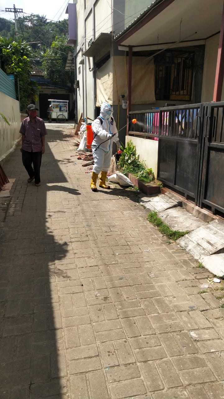 Pemasangan Banner, Penyemprotan Disinfektan dan Gotong Royong Di Beberapa Wilayah RT Kelurahan Sidomulyo