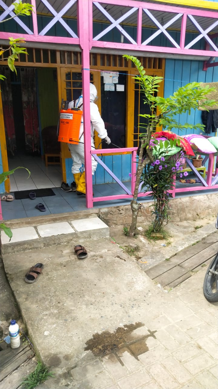 Pemasangan Banner, Penyemprotan Disinfektan dan Gotong Royong Di Beberapa Wilayah RT Kelurahan Sidomulyo