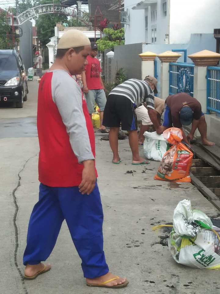 Pemasangan Banner, Penyemprotan Disinfektan dan Gotong Royong Di Beberapa Wilayah RT Kelurahan Sidomulyo