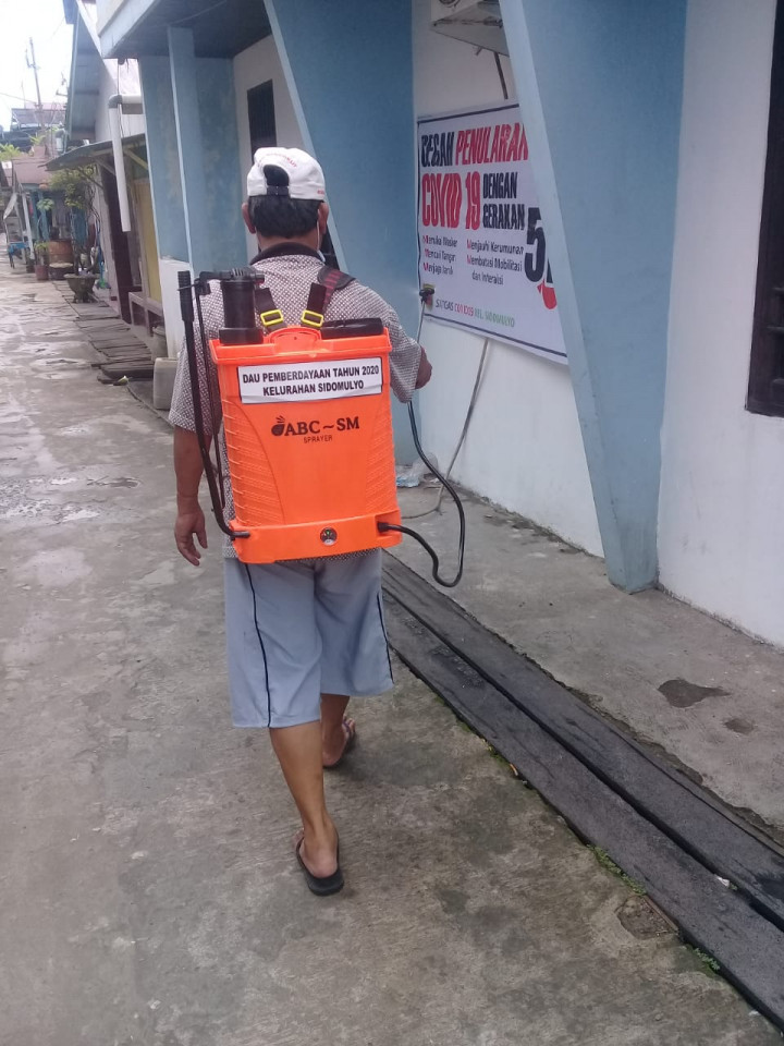 Pemasangan Spanduk Dan Penyemprotan Disinfektan DI RT 25 Dan RT 28