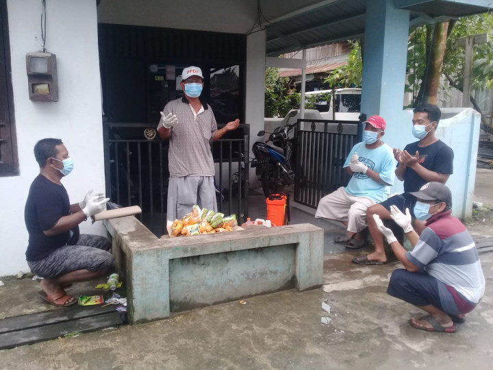 Pemasangan Spanduk Dan Penyemprotan Disinfektan DI RT 25 Dan RT 28