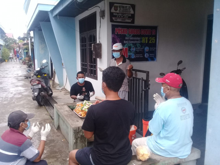 Pemasangan Spanduk Dan Penyemprotan Disinfektan DI RT 25 Dan RT 28