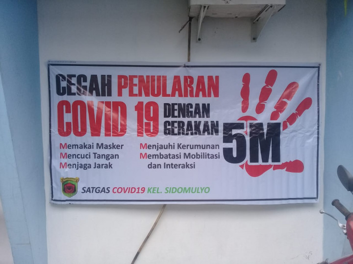 Pemasangan Spanduk Dan Penyemprotan Disinfektan DI RT 25 Dan RT 28