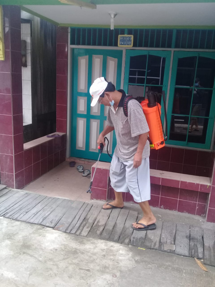 Pemasangan Spanduk Dan Penyemprotan Disinfektan DI RT 25 Dan RT 28