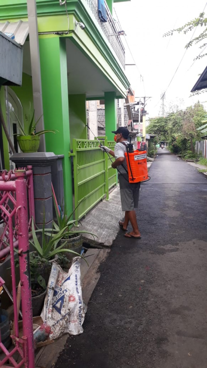 Pemasangan Spanduk Dan Penyemprotan Disinfektan DI RT 25 Dan RT 28