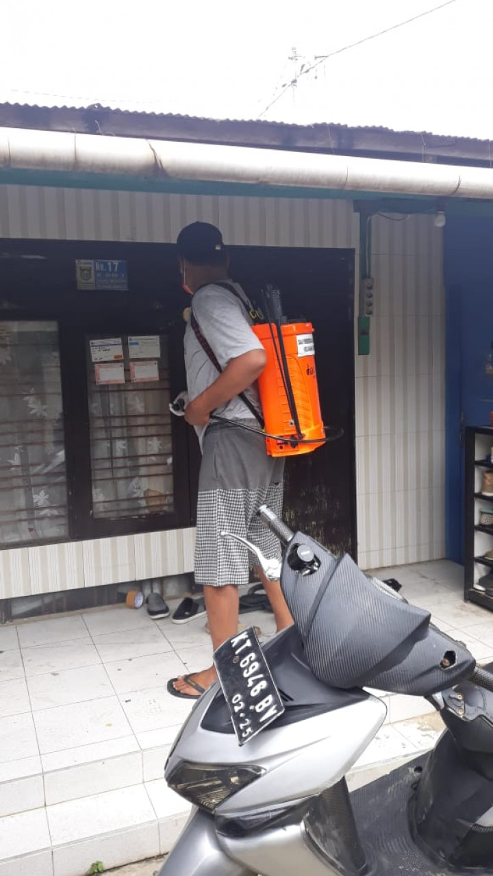 Pemasangan Spanduk Dan Penyemprotan Disinfektan DI RT 25 Dan RT 28