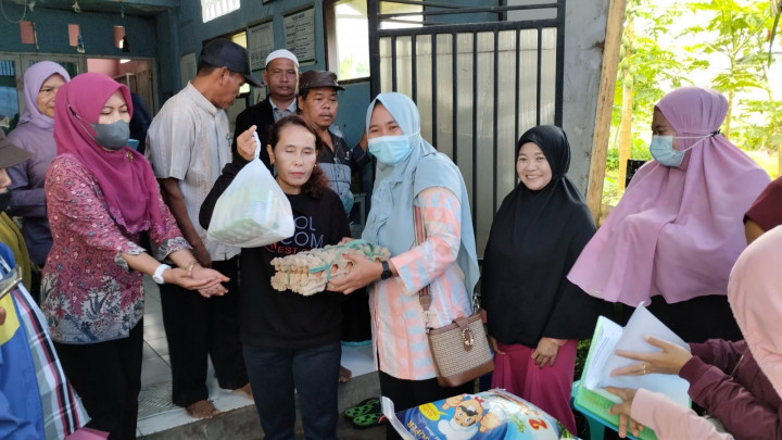 Pemberian Bantuan Pangan Berupa Sembako Pokmas Subulussalam