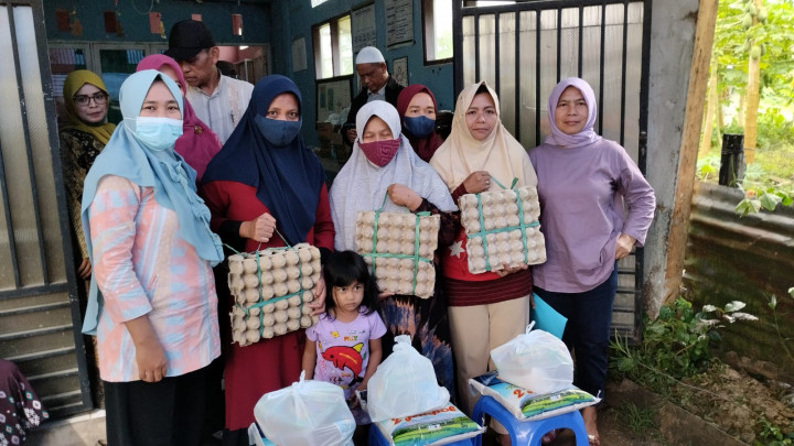 Pemberian Bantuan Pangan Berupa Sembako Pokmas Subulussalam