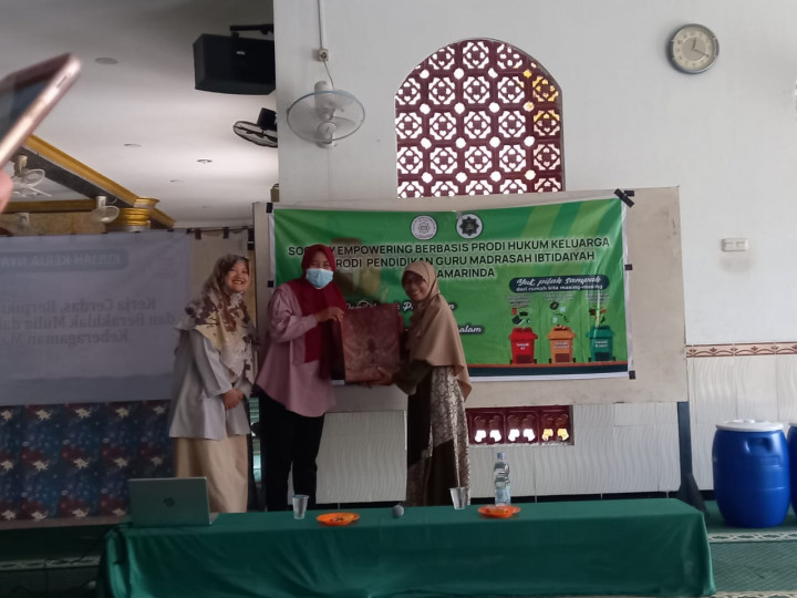 Sosialisasi Pemilahan Dan Pengolahan Sampah Oleh Mahasiswa/i KKN STAI