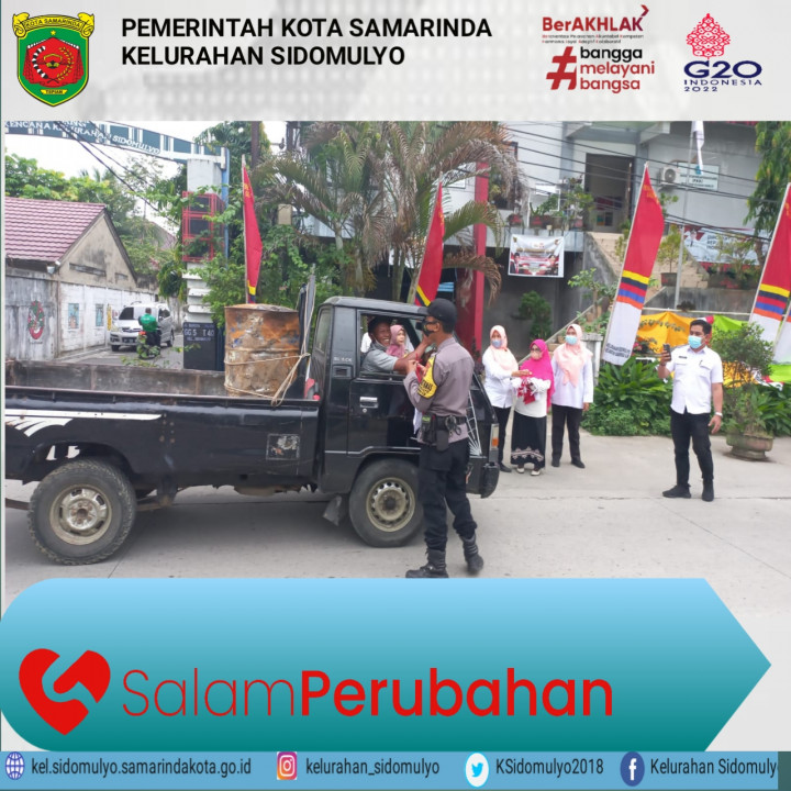 Pembagian Bendera Merah Putih Semarak Bulan Kemerdekaan RI Ke-77