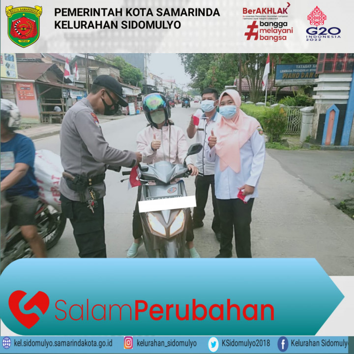 Pembagian Bendera Merah Putih Semarak Bulan Kemerdekaan RI Ke-77