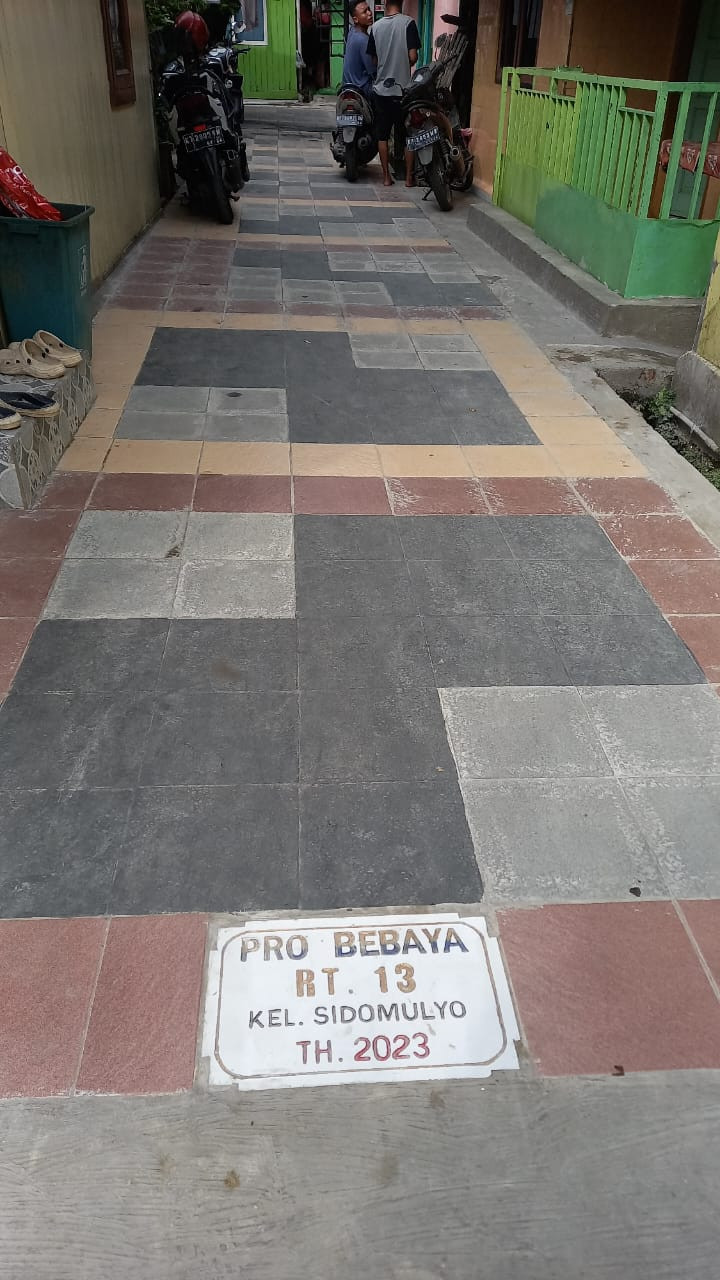 Hasil Perbaikan Gang Pasang Keramik dan Batu Candi RT.13 Probebaya Juli 2023