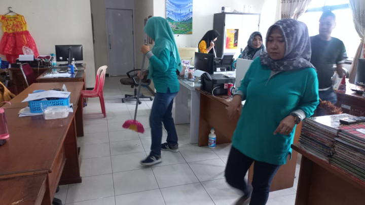 (12/01/2024) Kegiatan Kerja Bakti dan Pemasangan Umbul-Umbul di Kelurahan Sidomulyo untuk Hari Jadi Samarinda ke 356 dan HUT Pemerintah Kota Samarinda  ke 64