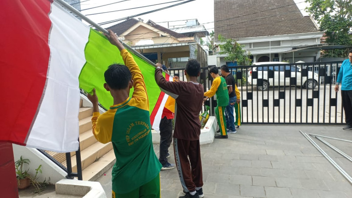 (12/01/2024) Kegiatan Kerja Bakti dan Pemasangan Umbul-Umbul di Kelurahan Sidomulyo untuk Hari Jadi Samarinda ke 356 dan HUT Pemerintah Kota Samarinda  ke 64