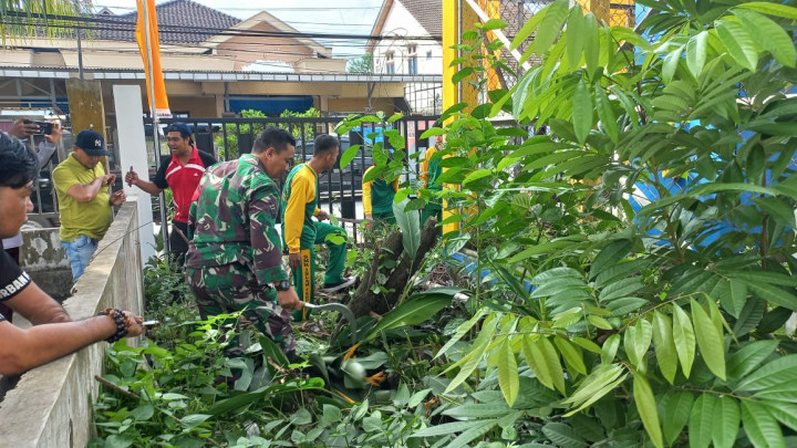 (12/01/2024) Kegiatan Kerja Bakti dan Pemasangan Umbul-Umbul di Kelurahan Sidomulyo untuk Hari Jadi Samarinda ke 356 dan HUT Pemerintah Kota Samarinda  ke 64
