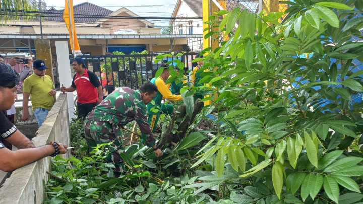 (12/01/2024) Kegiatan Kerja Bakti dan Pemasangan Umbul-Umbul di Kelurahan Sidomulyo untuk Hari Jadi Samarinda ke 356 dan HUT Pemerintah Kota Samarinda  ke 64