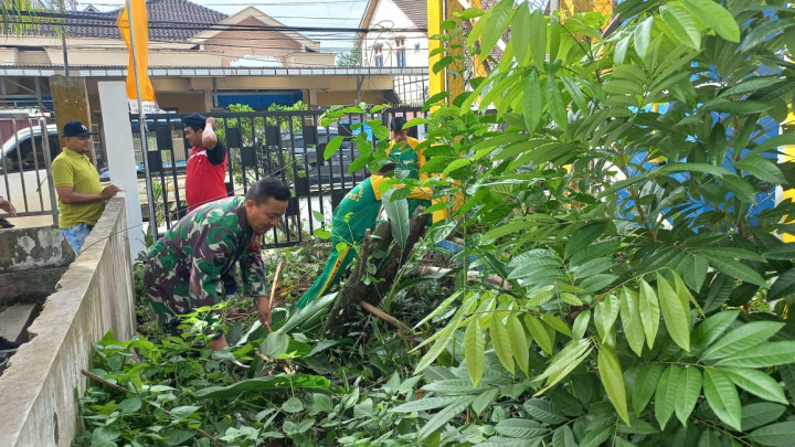 (12/01/2024) Kegiatan Kerja Bakti dan Pemasangan Umbul-Umbul di Kelurahan Sidomulyo untuk Hari Jadi Samarinda ke 356 dan HUT Pemerintah Kota Samarinda  ke 64