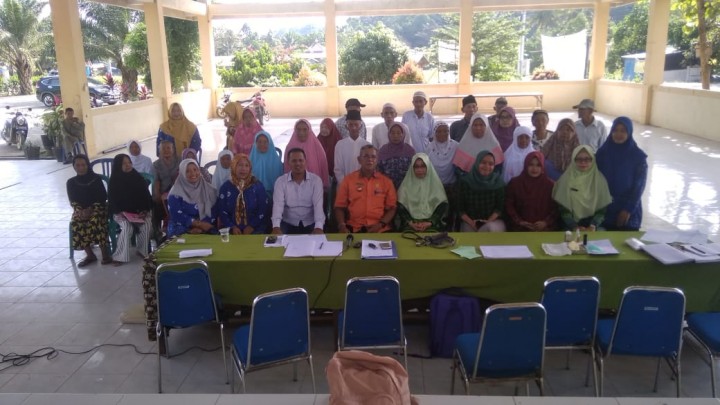 Penyerahan Dana Kelurahan untuk Posyandu Lansia