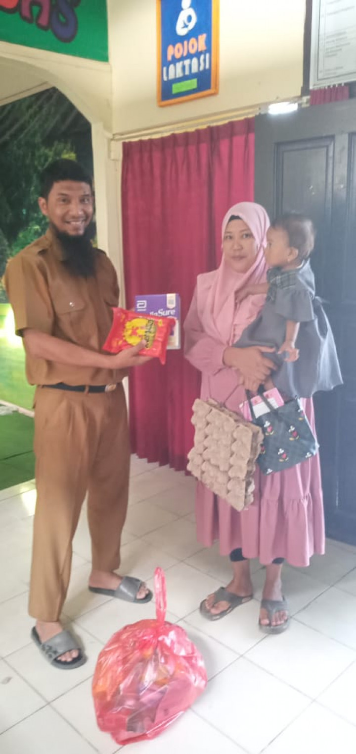 Pembagian Sembako dan Bantuan Anak Sekolah Program Probebaya Tahun 2022