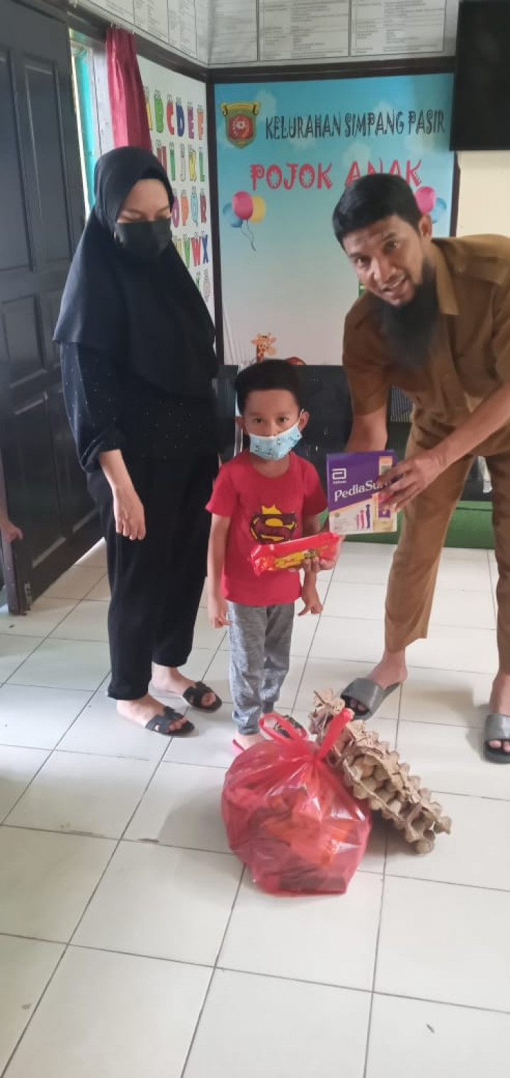 Pembagian Sembako dan Bantuan Anak Sekolah Program Probebaya Tahun 2022