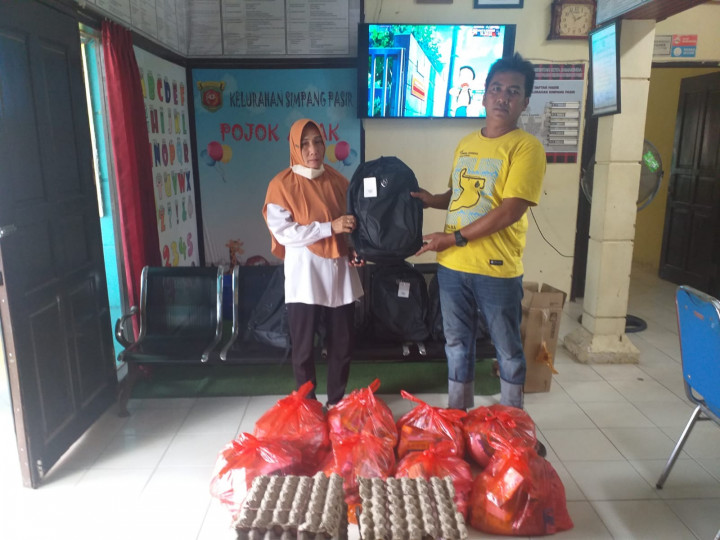 Pembagian Sembako dan Bantuan Anak Sekolah Program Probebaya Tahun 2022