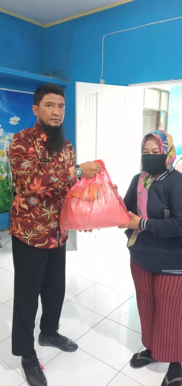 Pembagian Sembako dan Bantuan Anak Sekolah Program Probebaya Tahun 2022
