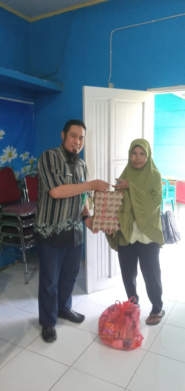 Pembagian Sembako dan Bantuan Anak Sekolah Program Probebaya Tahun 2022