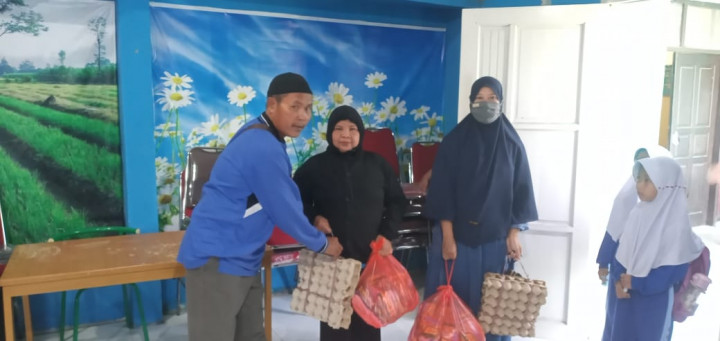 Pembagian Sembako dan Bantuan Anak Sekolah Program Probebaya Tahun 2022