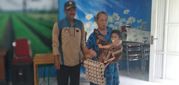 Pembagian Sembako dan Bantuan Anak Sekolah Program Probebaya Tahun 2022