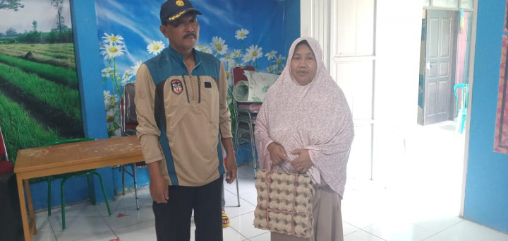 Pembagian Sembako dan Bantuan Anak Sekolah Program Probebaya Tahun 2022