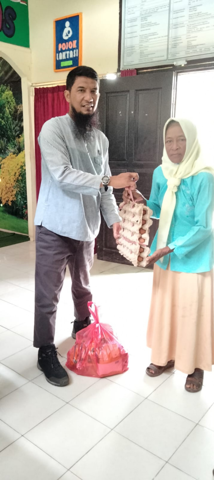 Pembagian Sembako dan Bantuan Anak Sekolah Program Probebaya Tahun 2022