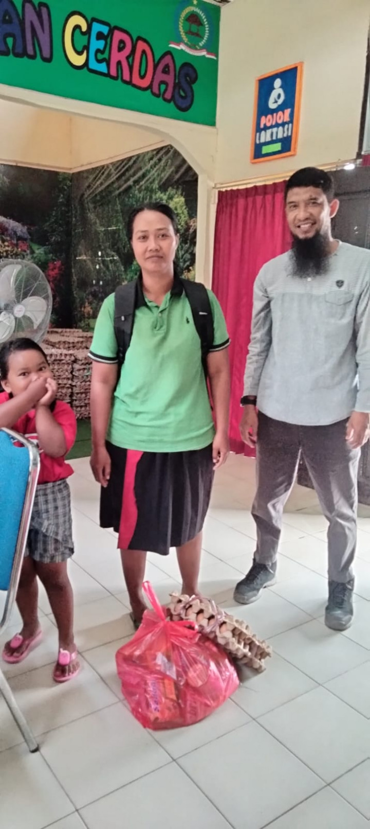 Pembagian Sembako dan Bantuan Anak Sekolah Program Probebaya Tahun 2022