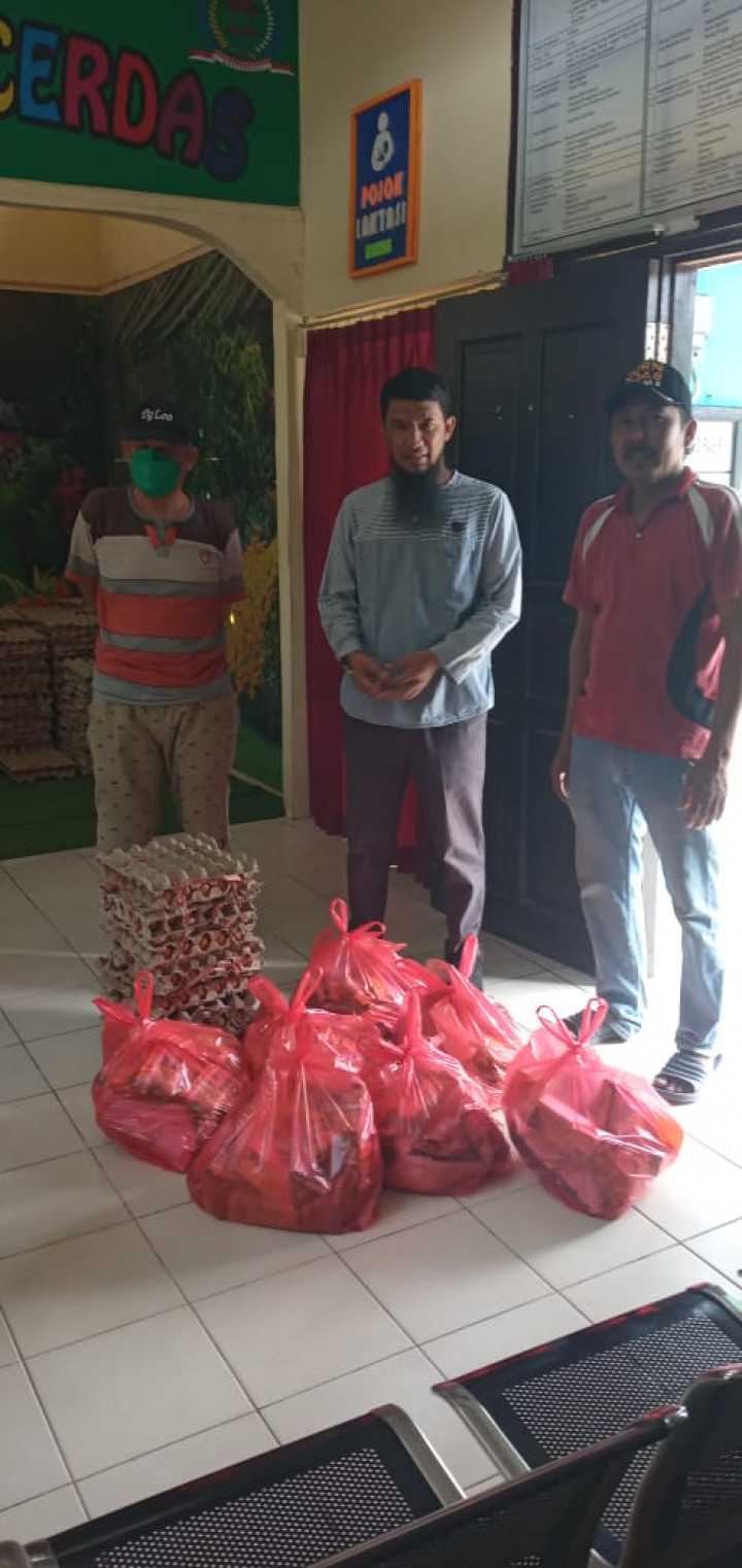 Pembagian Sembako dan Bantuan Anak Sekolah Program Probebaya Tahun 2022